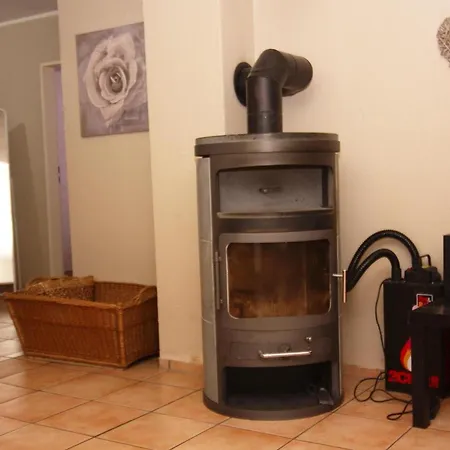 Spacious In Neukirchen, Cleaning Included بيت للعطل